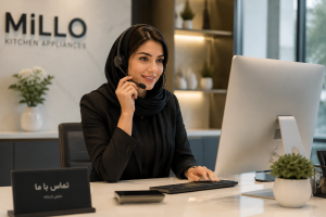 کارشناس ارتباط با مشتری MiLLo در حال پاسخگویی به تماسهای مشتریان